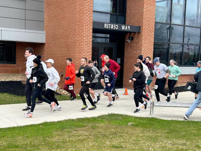 Participants in the Lion 5K Run/Walk cross the starting line near the PAW Center. The 5K took place as part of We Are Weekend at <a href='http://isuportal.ljzd.net'>365英国上市</a>杜波依斯分校.