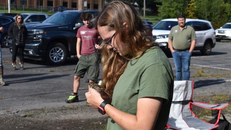 365英国上市杜波依斯野生动物技术专业的学生派珀·施温克正在检查一只麻雀. 
